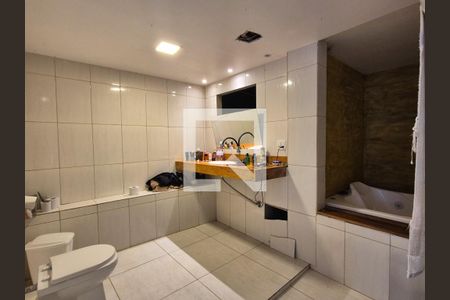 Casa de condomínio à venda com 570m², 5 quartos e 3 vagasBanheiro da Suíte 2