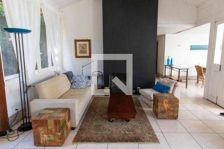 Casa de condomínio à venda com 450m², 4 quartos e 3 vagasSala