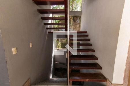 Casa de condomínio à venda com 450m², 4 quartos e 3 vagasEscada