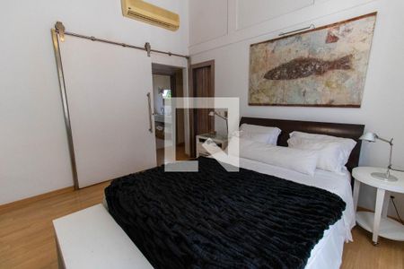 Casa de condomínio à venda com 450m², 4 quartos e 3 vagasSuíte