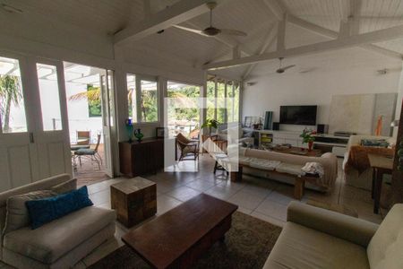 Casa de condomínio à venda com 450m², 4 quartos e 3 vagasSala