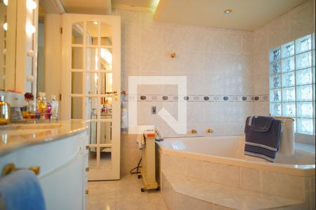 Casa à venda com 350m², 3 quartos e 2 vagasBanheiro da Suíte