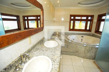 Casa de condomínio para alugar com 700m², 2 quartos e 5 vagas Casa de condomínio para alugar com 700m², 2 quartos e 5 vagasBanheiro da Suíte 4