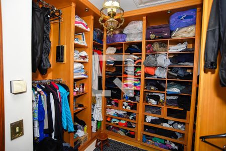 Casa de condomínio para alugar com 700m², 2 quartos e 5 vagas Casa de condomínio para alugar com 700m², 2 quartos e 5 vagasCloset da suíte 4