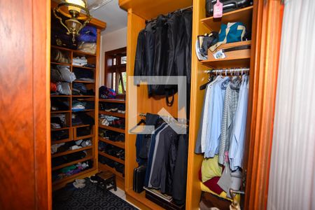 Casa de condomínio para alugar com 700m², 2 quartos e 5 vagas Casa de condomínio para alugar com 700m², 2 quartos e 5 vagasCloset da suíte 4