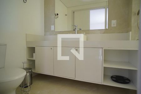 Casa para alugar com 600m², 3 quartos e 5 vagasBanheiro suite 2