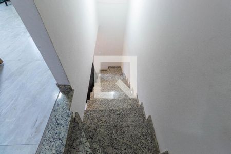 Casa de condomínio à venda com 72m², 2 quartos e 1 vagaEscada