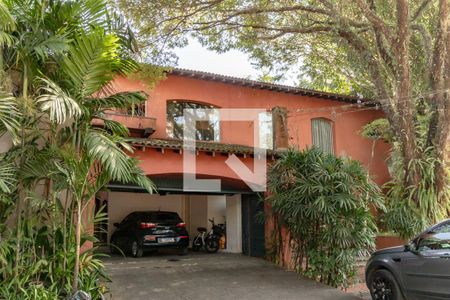 Casa à venda com 405m², 3 quartos e 4 vagas Casa à venda com 405m², 3 quartos e 4 vagasFachada