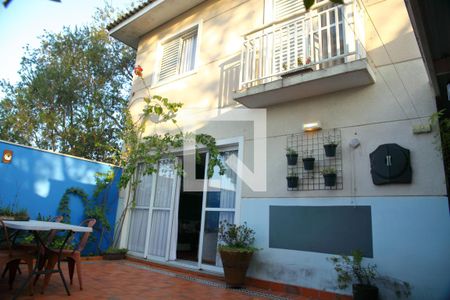 Casa de condomínio à venda com 178m², 4 quartos e 4 vagasQuintal