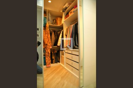 Casa de condomínio à venda com 178m², 4 quartos e 4 vagasCloset Suite 1