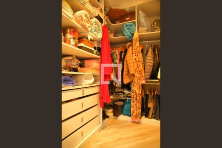 Casa de condomínio à venda com 178m², 4 quartos e 4 vagasCloset Suite 1