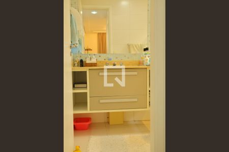 Casa de condomínio à venda com 178m², 4 quartos e 4 vagasBanheiro Suite 1