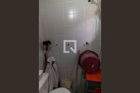 Casa de condomínio à venda com 226m², 4 quartos e 2 vagasBanheiro de Serviço