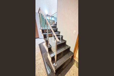 Casa à venda com 161m², 3 quartos e 4 vagasEscada