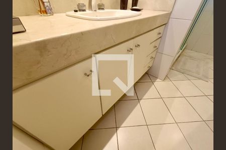 Apartamento para alugar com 244m², 3 quartos e 1 vagaBanheiro social 
