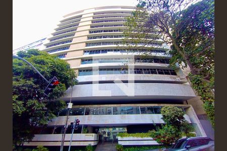 Apartamento para alugar com 244m², 3 quartos e 1 vagaFachada com cartaz QA