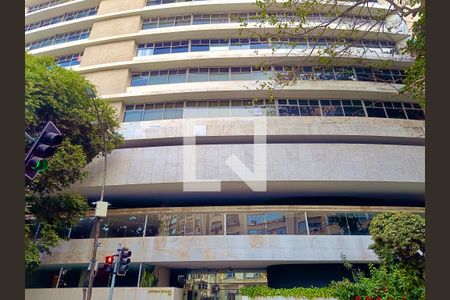 Apartamento para alugar com 244m², 3 quartos e 1 vagaFachada com cartaz QA