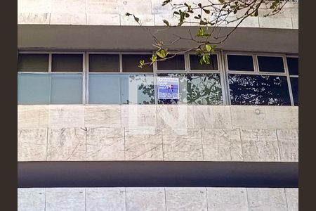 Apartamento para alugar com 244m², 3 quartos e 1 vagaFachada com cartaz QA