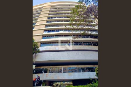 Apartamento para alugar com 244m², 3 quartos e 1 vagaFachada com cartaz QA