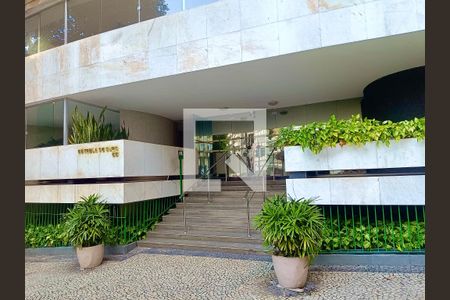 Apartamento para alugar com 244m², 3 quartos e 1 vagaFachada com cartaz QA