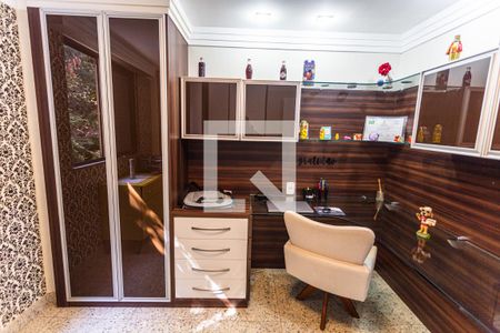 Apartamento à venda com 140m², 4 quartos e 2 vagasMesa de Escritório do Quarto 3