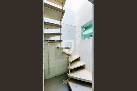 Casa à venda com 203m², 2 quartos e 2 vagasEscada