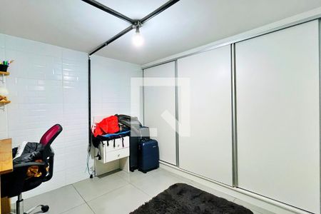 Casa à venda com 203m², 2 quartos e 2 vagasEscritório