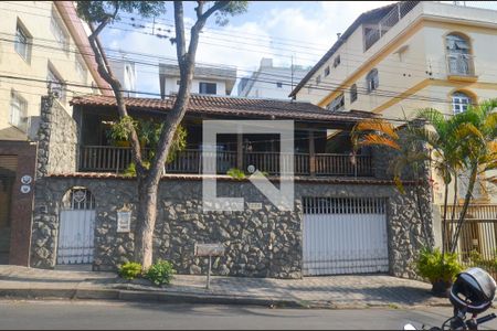 Casa à venda com 264m², 4 quartos e 3 vagasFachada