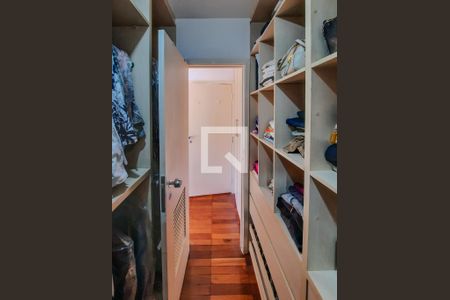 Apartamento à venda com 131m², 3 quartos e 1 vaga Apartamento à venda com 131m², 3 quartos e 1 vagaCloset do quarto 2