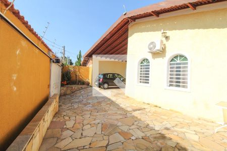 Casa à venda com 240m², 3 quartos e 2 vagasÁrea de serviço