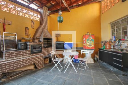 Casa à venda com 240m², 3 quartos e 2 vagasÁrea de serviço