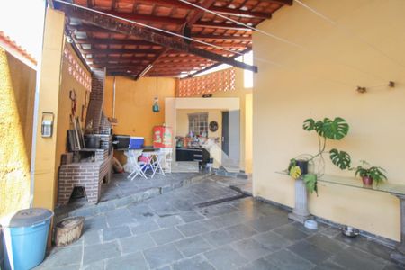 Casa à venda com 240m², 3 quartos e 2 vagasÁrea de serviço