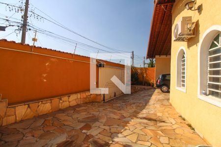 Casa à venda com 240m², 3 quartos e 2 vagasÁrea de serviço