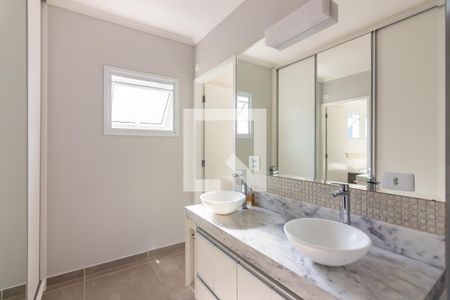 Casa à venda com 245m², 3 quartos e 4 vagasBanheiro da Suíte 2