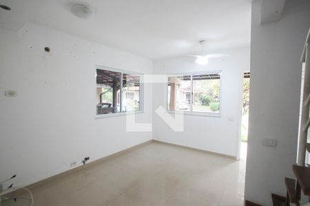 Casa de condomínio à venda com 122m², 2 quartos e 4 vagasSala