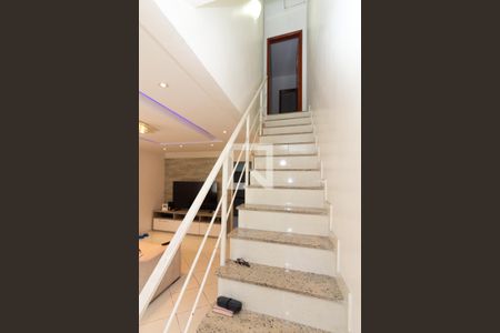 Casa à venda com 152m², 2 quartos e 1 vagaEscada