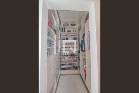 Casa à venda com 240m², 4 quartos e 2 vagas Casa à venda com 240m², 4 quartos e 2 vagasCloset