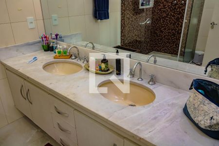 Casa à venda com 311m², 4 quartos e 4 vagasBanheiro