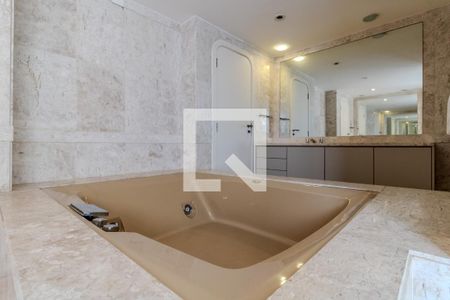 Apartamento à venda com 541m², 4 quartos e 6 vagas Apartamento à venda com 541m², 4 quartos e 6 vagasBanheiro
