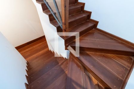 Apartamento à venda com 541m², 4 quartos e 6 vagas Apartamento à venda com 541m², 4 quartos e 6 vagasEscada