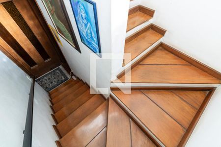 Casa para alugar com 250m², 3 quartos e 4 vagas Casa para alugar com 250m², 3 quartos e 4 vagasEscada