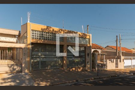 Casa à venda com 158m², 4 quartos e 2 vagas Casa à venda com 158m², 4 quartos e 2 vagasFachada