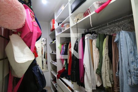 Casa à venda com 700m², 4 quartos e 8 vagasCloset da Suíte 2