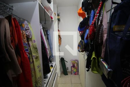 Casa à venda com 700m², 4 quartos e 8 vagasCloset da Suíte 2