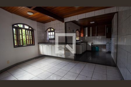 Casa à venda com 344m², 4 quartos e 4 vagasCozinha