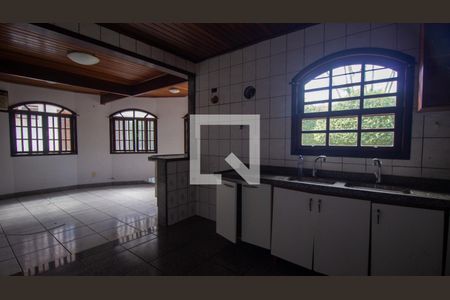 Casa à venda com 344m², 4 quartos e 4 vagasCozinha