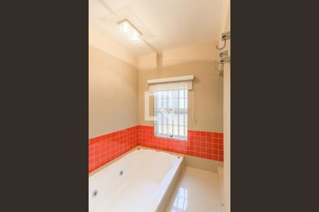 Casa para alugar com 690m², 4 quartos e 8 vagas Casa para alugar com 690m², 4 quartos e 8 vagasBanheiro da Suíte 1