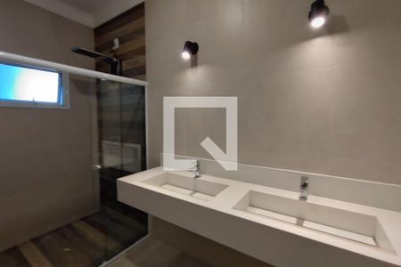 Casa de condomínio à venda com 360m², 5 quartos e 2 vagas Casa de condomínio à venda com 360m², 5 quartos e 2 vagasBanheiro Suíte