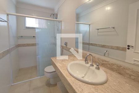 Casa de condomínio à venda com 360m², 5 quartos e 2 vagas Casa de condomínio à venda com 360m², 5 quartos e 2 vagasBanheiro Social