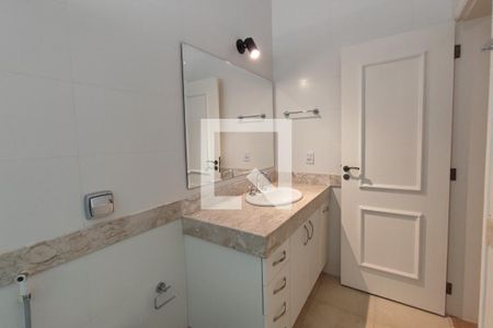 Casa de condomínio à venda com 360m², 5 quartos e 2 vagas Casa de condomínio à venda com 360m², 5 quartos e 2 vagasBanheiro Suíte 3